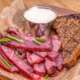 Кусочки жаренной говядины с хлебом и с соусом
